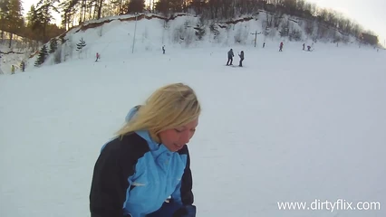 Научил девченку кататься на сноуборде и трахнул в сугробе