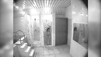 Худенькая подруга не зная про камеру помылась в душе