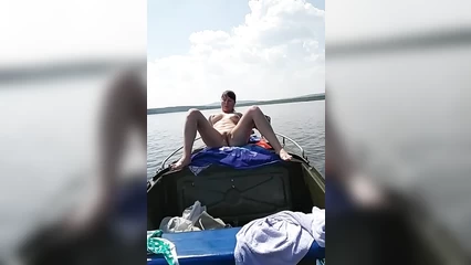 Голая мамзель  лодке