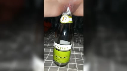 Киска на бутылочке