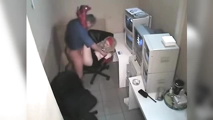 Охранник трахает в комнате наблюдения девку в сапогах