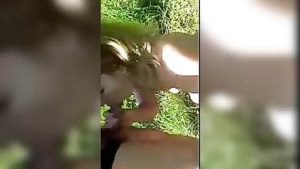 Соска минетится на природе