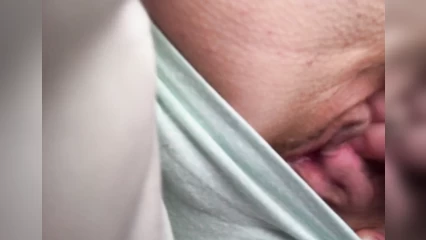 Мастурбирует своими  пальцами