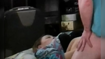 Шлюха Кристина жадно дрочит член