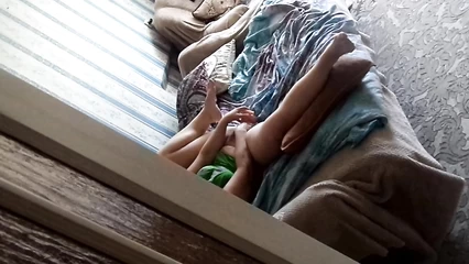 Зрелая жена дрочит, а я подглядываю