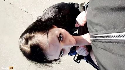 Подняла хуй губами на набережной