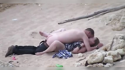 Мужик жарит пьяную бабёнку на пляже