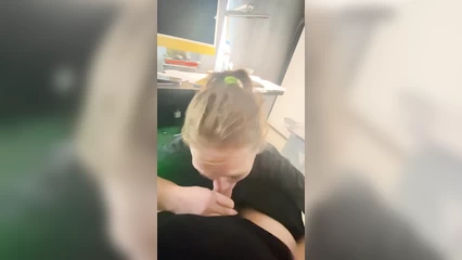 Подруга отсасывает мне