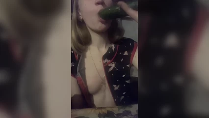 Горловой минет огурцом