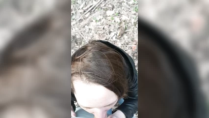 Сосёт малышка в лесу