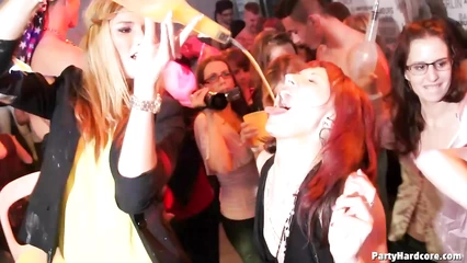 Сучки сосут члены стриптизерам на тусовке ч4
