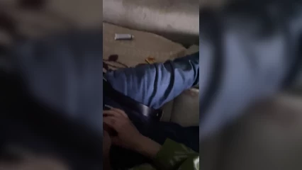 Опять сосёт