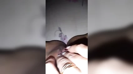 Тёлка дрочит себе пизду пальцами от недоёба