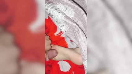 Дрочит на ножки сводной сестры и кончает