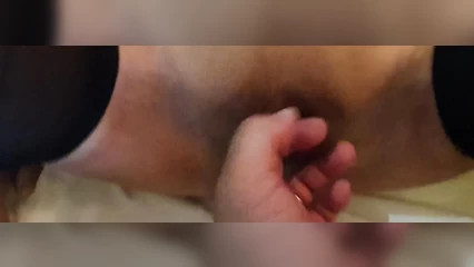 Засунул пальцы в дырочку