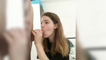 Соснула член и дрочнула свой щетинистый вареник