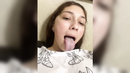 Язык показывает и дразнит, сучка, всех