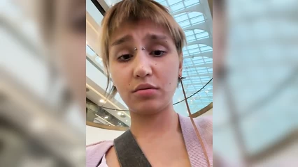 Заглянула в туалет и показала свой ловенс