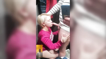 Богдан шпилит в примерочной белокурую подружку