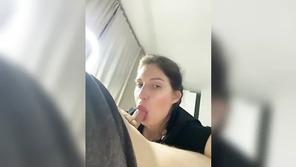 Стримят и общаются с парой