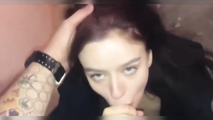 Удовлетворила удава в подъезде