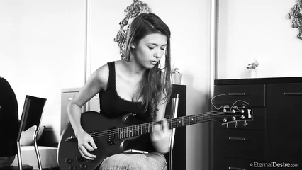 Екатерина Волкова играет на гитаре и поет