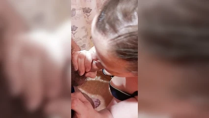Соседка мне делает минет в душе