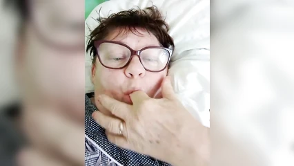 Бабушка сосёт палец