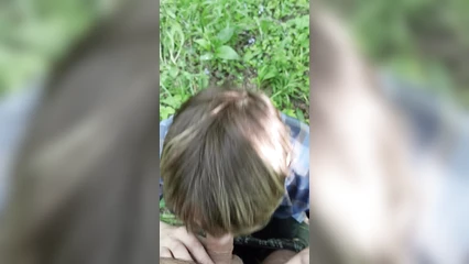 Хуесоска Алёна снова отсасывает на природе