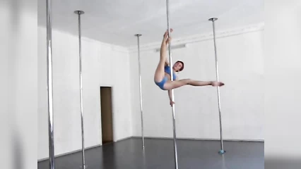 Эротичные танцы от гибкой красавицы