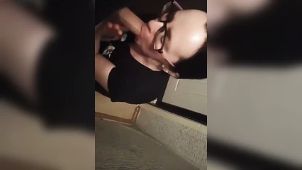 На колени и соси мне, сучка