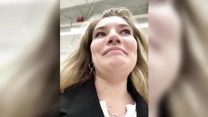 Блондиночка общается в торговом центре