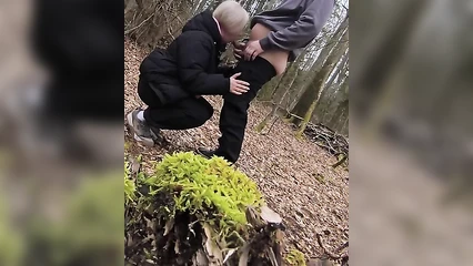 Жена сосёт на природе
