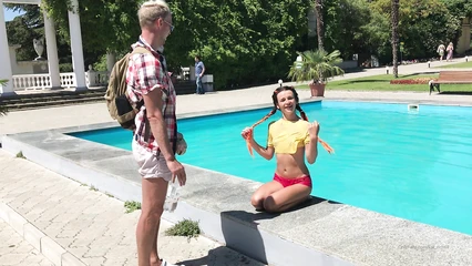 Неожиданно обнажила свои сиськи