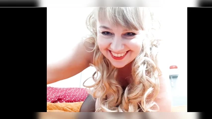 SweetHotElla подставляет киску на отлиз