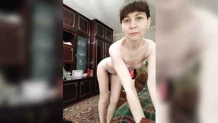 Стройная зрелочка шлёт свои поцелуи