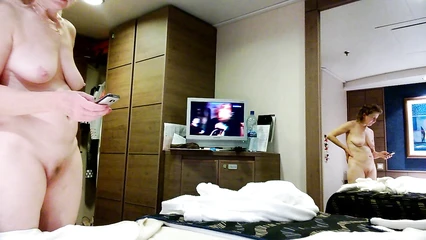 Жена ходит голенькая по дому