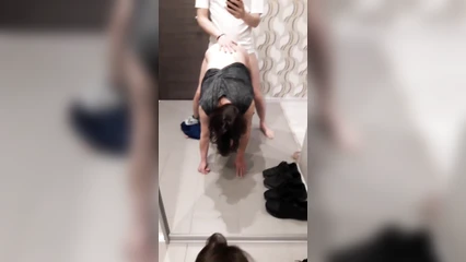Санёк нагибает знакомую перед зеркалом