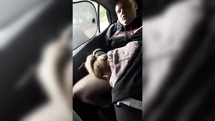 Толстяк вафлит проститутку в машине на трассе