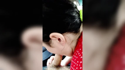 Подруга заглатывает в машине