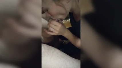 Ленка позвала меня в туалет на минет