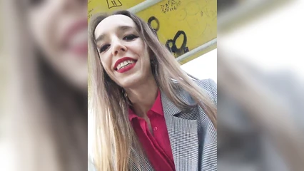 Во дворе на качелях