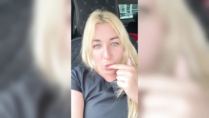 Блондинка в машине