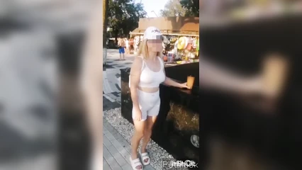 На публике светит жопой