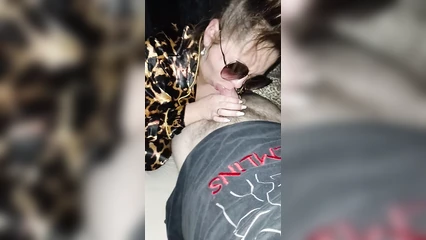 Жена встречает гостя с дороги