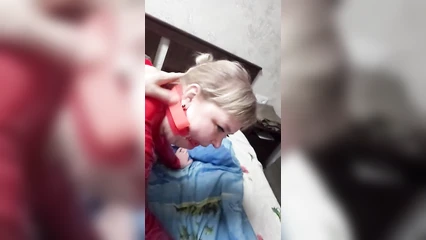 Блондинка в красном латексе