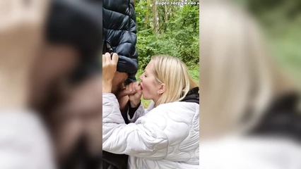 Дал жене в рот на природе