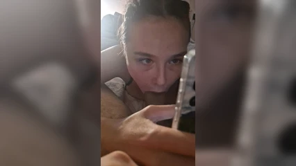 Пишет мужу и сосёт любовнику