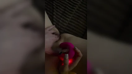 И сосёт, и вибратором дрочит