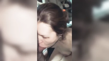 Паркует член у подруги во рту